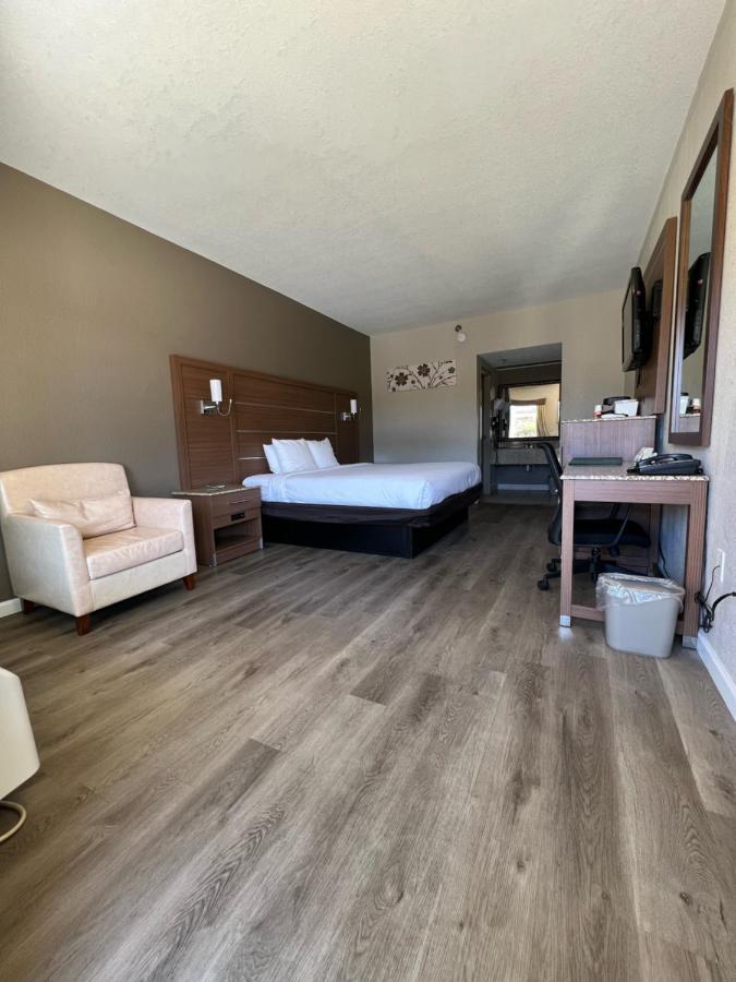 Quality Inn & Suites Near Six Flags - Austell Bagian luar foto