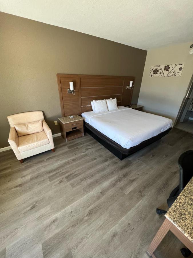 Quality Inn & Suites Near Six Flags - Austell Bagian luar foto
