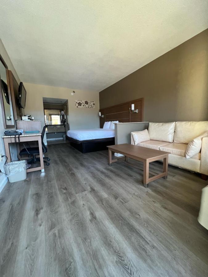 Quality Inn & Suites Near Six Flags - Austell Bagian luar foto