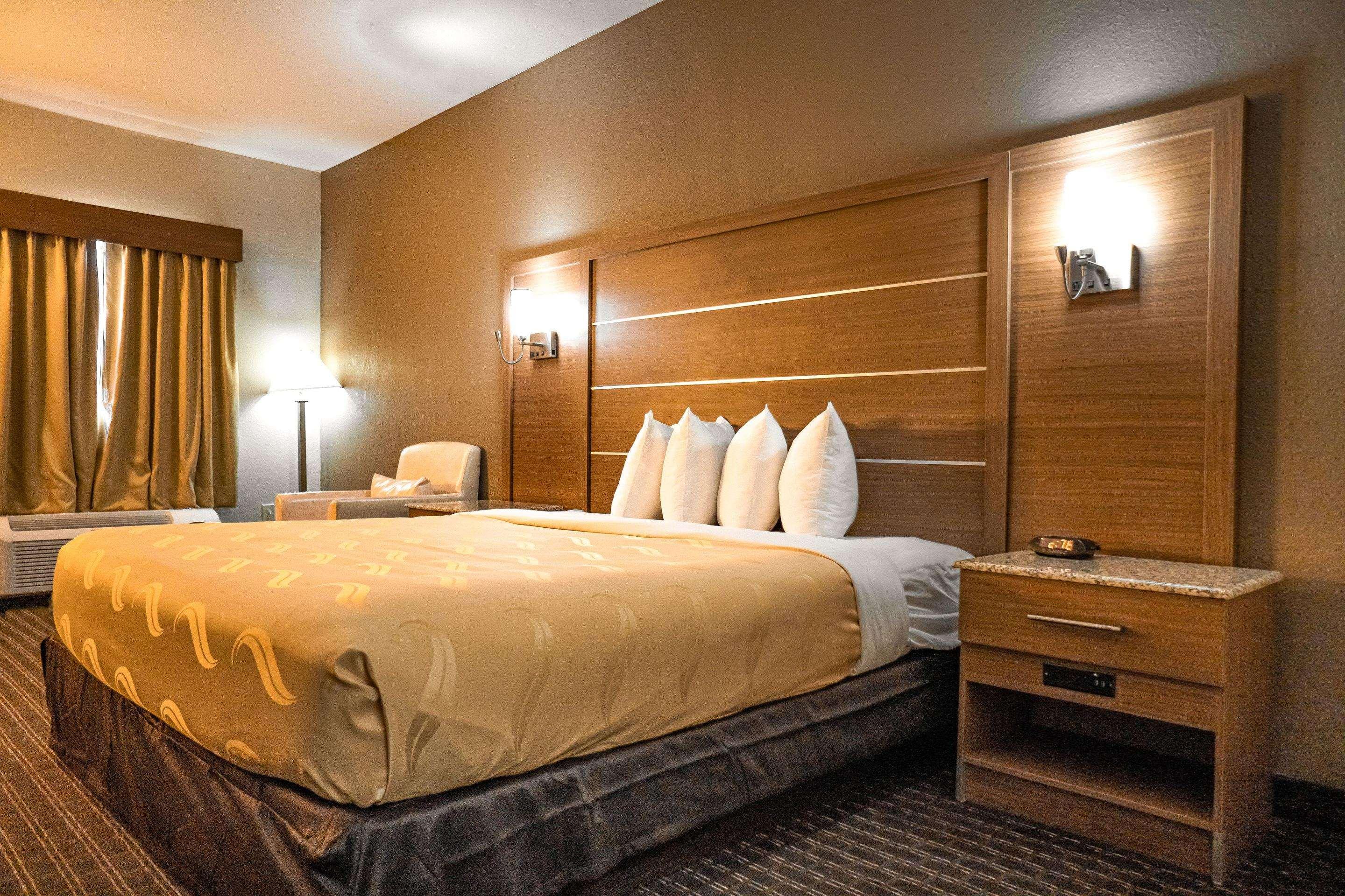 Quality Inn & Suites Near Six Flags - Austell Bagian luar foto