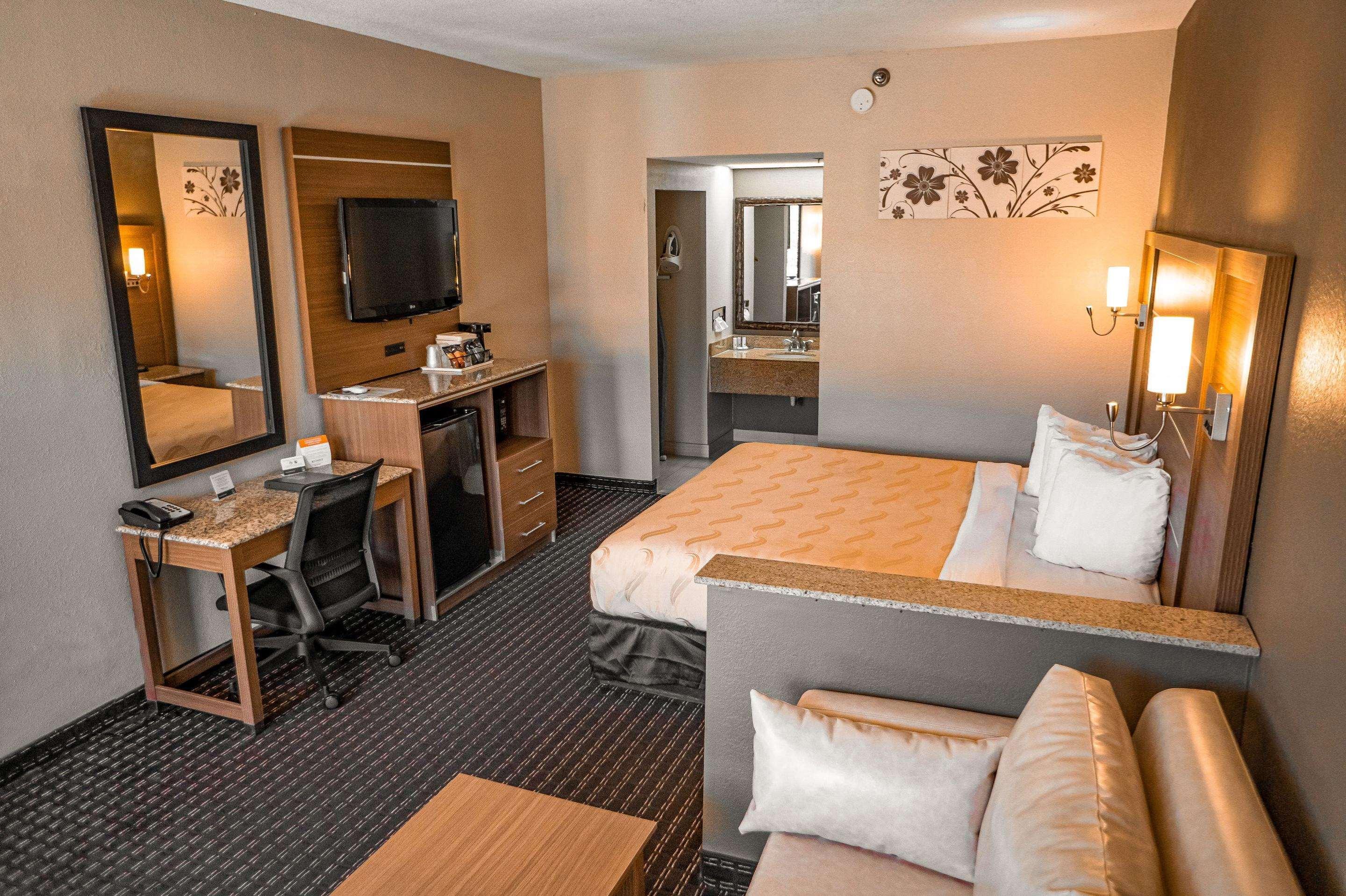 Quality Inn & Suites Near Six Flags - Austell Bagian luar foto