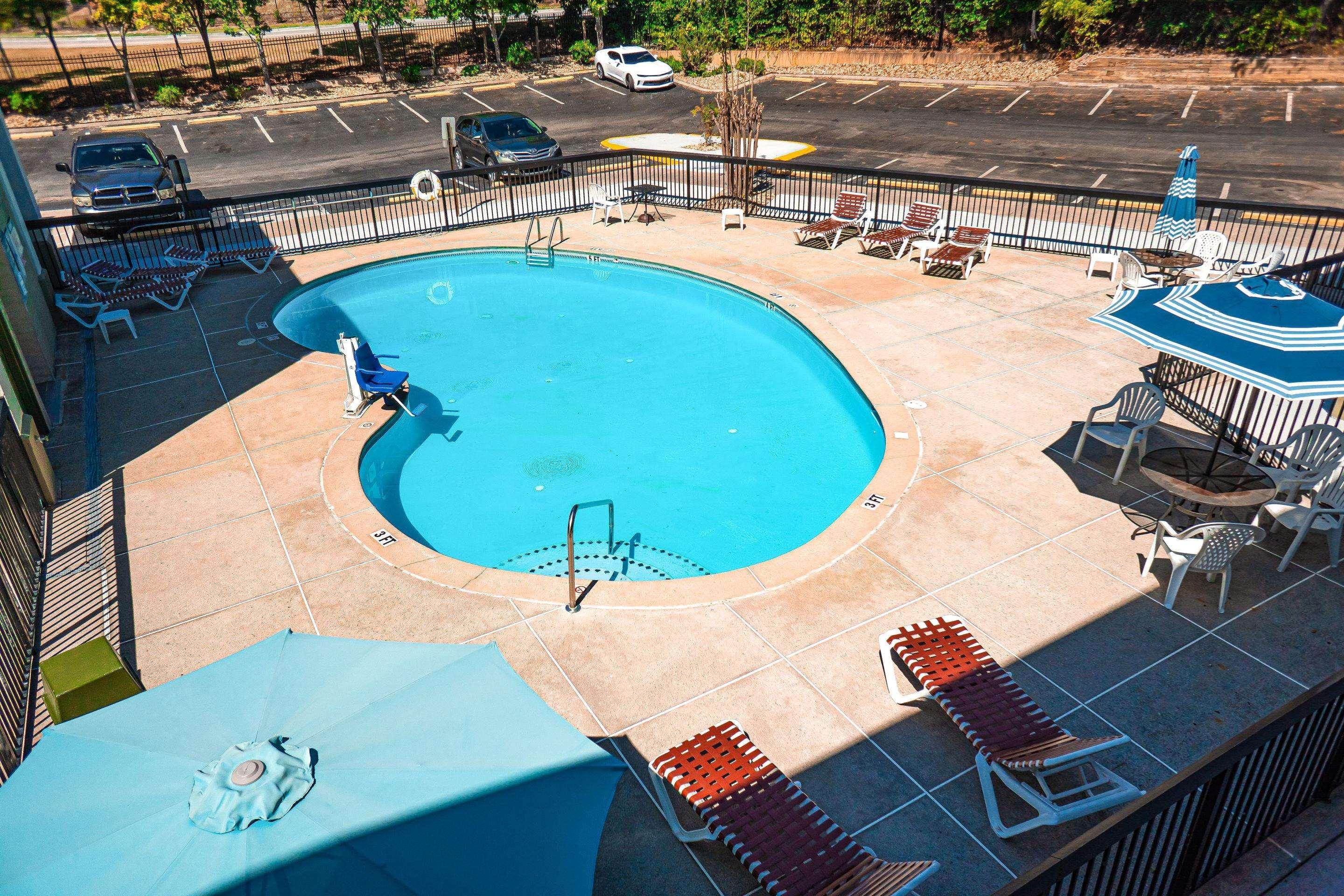 Quality Inn & Suites Near Six Flags - Austell Bagian luar foto