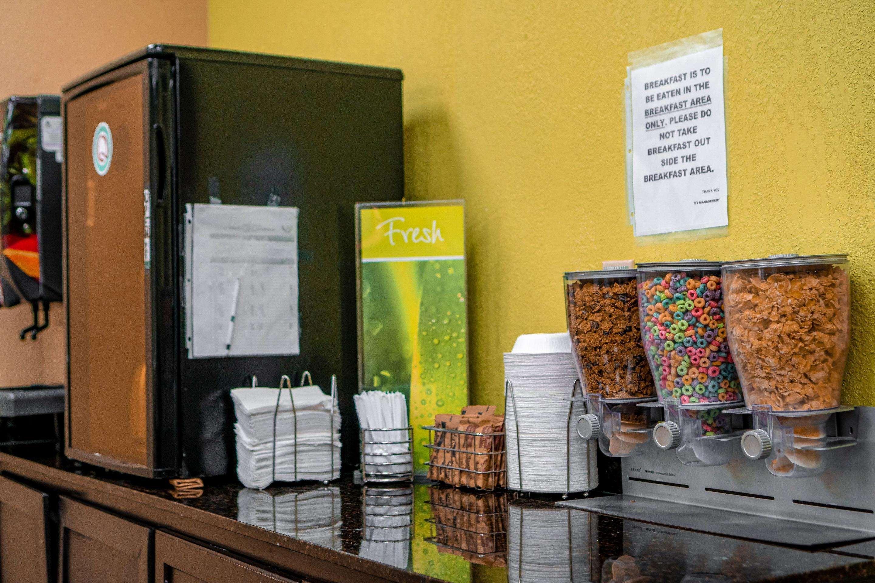 Quality Inn & Suites Near Six Flags - Austell Bagian luar foto
